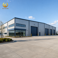 Entrepôt préfabriqué en structure métallique, atelier industriel à grande portée avec bureau et portes multiples
