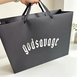 Bolsa de Compras de Papel Negro Mate de Lujo, con Logotipo Personalizado en Estampado Plateado, Asa de Cinta, Bolsa de Regalo para Boutique de Ropa - Product Image 4