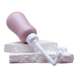 Botella de Agua Portátil NZMAN Rosa Bebé para Cuidado Postparto, Artículos Esenciales para el Postparto, Cuidado Femenino, Bidé de Viaje de 12 oz - Product Image 2