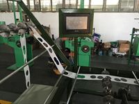 Machine à perforer les œillets pour rideaux entièrement automatique