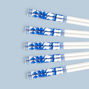 <span class=keywords><strong>Palillos</strong></span> Desechables <span class=keywords><strong>de</strong></span> Bambú con Diseño <span class=keywords><strong>de</strong></span> <span class=keywords><strong>Porcelana</strong></span> Azul y Blanca, Estilo Chino, Empaque Individual, Higiénicos, Venta al Por Mayor - Product Image 2