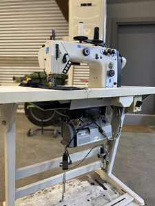 Machine à coudre plate de haute qualité d'origine allemande, entièrement fonctionnelle pour les vêtements, le cuir, la sellerie, avec des points de couture fiables - Product Image 2