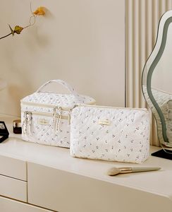 Large Capacity Aesthetic Cotton Quilted Makeup Bag Cute Floral Women Girls Portable Travel Cosmetic Bag Toiletry Bag Pouch - Product Image 3