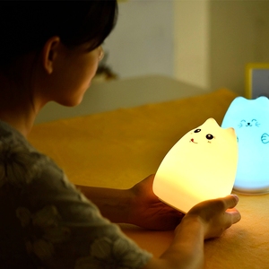 Lampada da Comodino LED Morbida e Portatile per Bambini, Luce Calda, 7 Colori, Ricaricabile, Design a Gatto in Silicone Senza BPA - Product Image 1