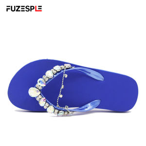 Mode été sandales compensées en relief tongs Bling cristal chaîne décoration PVC plate-forme plage pantoufle <span class=keywords><strong>pas</strong></span> <span class=keywords><strong>cher</strong></span> en gros - Product Image 1