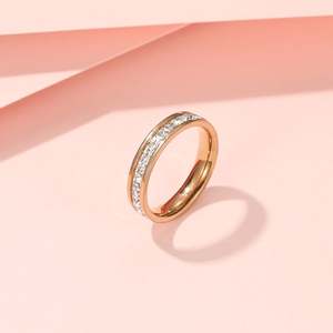 แหวนไทเทเนียมสแตนเลสสตีลสไตล์ฝรั่งเศสหรูหรา ไม่ลอก ไม่ดำ ประดับเพชรเม็ดเดียว สำหรับผู้ชายและผู้หญิง ขายส่ง - Product Image 6