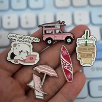Épingles de revers en émail souple, style mode, mignonnes, thème plage d'été, avec motifs arabes, café et planche de surf, badge métallique personnalisé