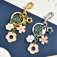 Gantungan Kunci Fashion Lucu Berbentuk Bunga dan Daun dari Logam, Hadiah untuk Wanita dengan Cincin Kunci, Gantungan Tas untuk Tas Tangan