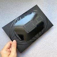Brochure personnalisée en carton noir couché avec logo UV sélectif et finition gaufrée, impression premium, format et forme personnalisés, pour carte-clé d'hôtel