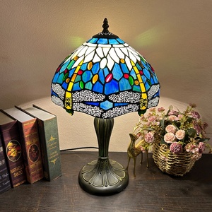 Lámpara de Techo LongHuiJing con Pantalla de Vidrio Estampado Estilo Americano, Diseño de Libélula Mediterránea Multicolor, 12 Pulgadas, LED, Ajustable y Flexible - Product Image 3