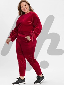 Conjunto de sudadera y pantalones de chándal de terciopelo con cuello redondo para mujer de talla grande, fabricado por Huzaifa Products - Product Image 3