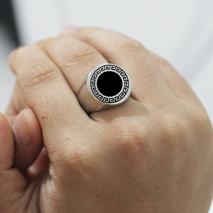Bague ronde en or pour homme, 22 mm, motif géométrique, incrustation noire, à porter au quotidien - Product Image 3