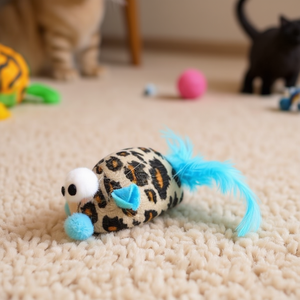 Jouet en peluche souris Yommy 7,6 cm avec plumes pour chats, rempli de catnip - Product Image 3