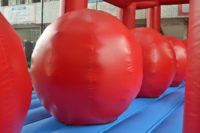 Jeu de sport gonflable drôle et fascinant pour enfants et adultes dans le parc d'attractions de terrain de jeu extérieur