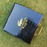 Boîte en cuir PU pour vêtements chaussures cadeaux poignée en métal de luxe boîte en cuir de faux crocodile logo imprimé