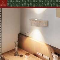 Applique murale demi-lune en travertin beige GOLDKING pour chambre, salon, couloir, éclairage double faisceau haut/bas, OEM ODM, directement de l'usine