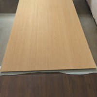 Panneaux de plafond intérieurs durables en WPC, lames à grain de bois, résistants à l'humidité, installation facile pour la décoration moderne de la maison, salon