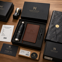 Ensemble cadeau d'entreprise personnalisé avec logo, comprenant une bouteille gravée, un carnet en cuir, un stylo en métal et un coffret cadeau haut de gamme