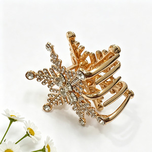 Pinza de Pelo con Perlas de Copo de Nieve, Cristal y Diamantes de Imitación, Pinza de Tiburón, Accesorios Decorativos Festivos de Invierno y Navidad para Mujer - Product Image 3