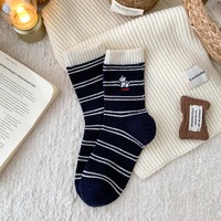 Nouvelles chaussettes épaisses à rayures brodées pour femmes, automne et hiver, chaussettes polyvalentes pour l'apprentissage, vente en gros de chaussettes pour femmes pour l'hiver