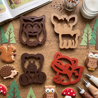 Lot de 4 emporte-pièces en plastique moulé par injection sur le thème des animaux de la forêt - Cerf, Hibou, Renard, Ours - Emporte-pièces et tampons à biscuits et fondant