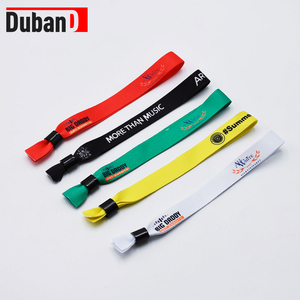 Vente en gros de bracelets en tissu polyester avec logo <span class=keywords><strong>personnalisé</strong></span> avec serrures en <span class=keywords><strong>plastique</strong></span> bracelets en tissu de haute qualité pour événements - Product Image 4