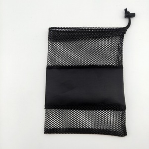 Sac en filet de polyester avec cordon de serrage et impression sérigraphique pour le rangement et les voyages - Product Image 4