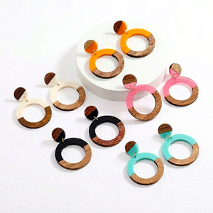 Pendientes Redondos de Madera y Resina Blanca con Diseño Geométrico Bohemio |   Joyería Colgante Ligera Hecha a Mano - Product Image 1
