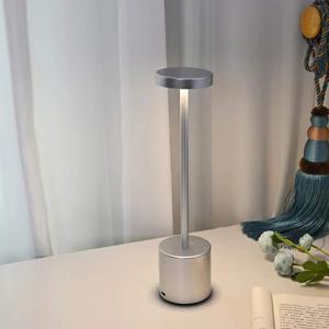 Lampe de table LED rechargeable portable, moderne, en fer et acrylique, de luxe, avec contrôle tactile et variateur d'intensité, pour la décoration de la maison et des restaurants - Product Image 4