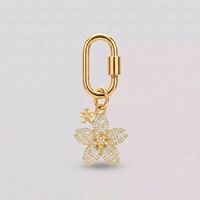 Porte-clés de luxe JS 3D Lock Style, breloques en forme de fleur de fraise incrustées de diamants, pendentif de sac pour sac à dos et clés de voiture