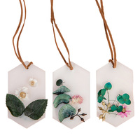 Nouvel Arrivage C&H : Diffuseur de Voiture en Cire de Soja avec Ruban Suspendu, Feuille Parfumée et Plaque, Parfum Personnalisé et Fleurs Séchées Biologiques
