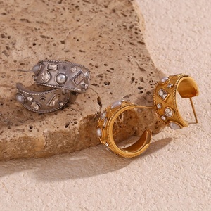 Pendientes de Aro con Incrustaciones de Oro de 18K Estilo Europeo Americano, Modernos, Geométricos en Forma de C, con Circonitas Trituradas y Perlas Chapadas en Acero Inoxidable - Product Image 4