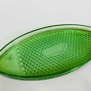 Fatto a mano eco-friendly per uso alimentare nuoto pesce a forma di piatto in vetro su misura di colore verde incisione per biscotti pane carne - Product Image 5