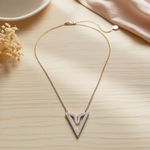 Collana con Ciondolo a Forma di Lettera V con Diamante 10x15Cm, Catena per Collo, Gioielli alla Moda in Acciaio - Product Image 3