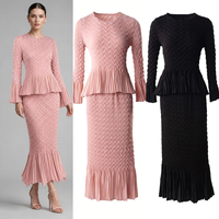 Ensemble deux pièces plissé Miyake pour femme, haut peplum et jupe longue plissée, rose blush, motif chevron, manches cloche, tenue minimaliste, ODM OEM
