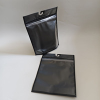Pochette noire autoportante avec fenêtre transparente, fermeture éclair et crochet de suspension pour vêtements, en polyéthylène laminé Mylar