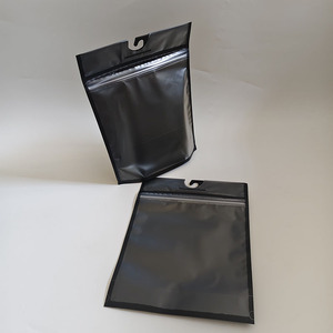 Saco Plástico Preto Stand Up com Zíper e Gancho Frontal Transparente Laminado para Embalagem de Roupas em Poliéster Mylar - Product Image 1