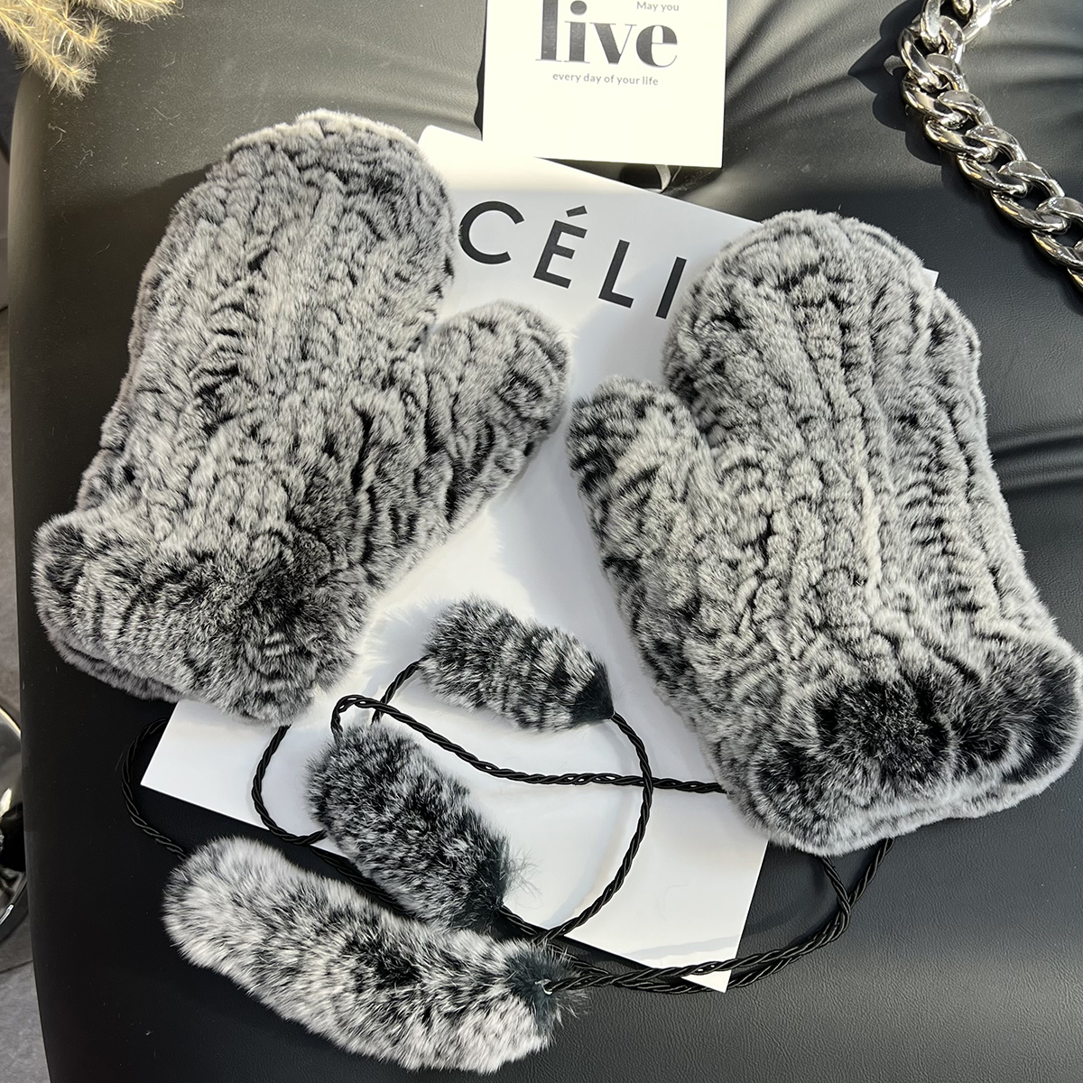 One size fits all - frost black