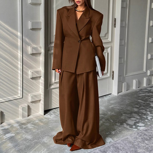 Set Due Pezzi da Donna Personalizzato OEM, <span class=keywords><strong>Blazer</strong></span> a Maniche Lunghe <span class=keywords><strong>con</strong></span> Pantaloni a Gamba Larga Drappeggiati, Abbigliamento da Ufficio all'Ingrosso - Product Image 1