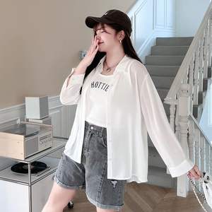 Camisa Blanca Transparente de Protección Solar para Mujer Runqi N8633, Color Sólido, Corte Holgado, UPF 50, Talla Grande - Product Image 5