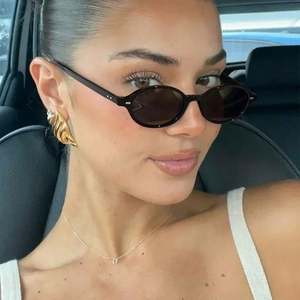 Gafas de Sol Redondas Punk Vintage 2025 con Logotipo Personalizado, Gafas de Sol Ovaladas con Marco Pequeño y Protección UV400 para Unisex - Product Image 2