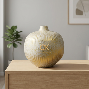Florero decorativo con acabado blanco y dorado brillante, diseño de forma redonda para decoración del hogar - Product Image 2