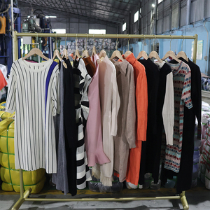 Abiti Firmati di Lusso Usati e Abbigliamento Autunno Inverno da Donna in Balle di Seconda Mano dal Regno Unito - Product Image 4