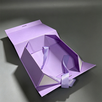 Boîte cadeau pliable haut de gamme violette avec fermeture magnétique et finition pailletée pour emballage de sacs à main et bijoux de luxe, en matériaux recyclés