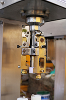 Machine semi-automatique de scellement de bouchon en aluminium, machine ronde de cachetage de bouchon de bouteille en verre d'eau pétillante d'huile de jus