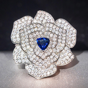 Anello Floreale di Lusso per Donna, Gioiello da Mano Raffinato con Rosa e Camelia Brillante - Product Image 5