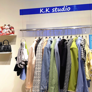 Exhibidores de Ropa Colgantes de Techo Ajustables para Tiendas de Ropa Femenina Moderna y Personalizada - Product Image 5