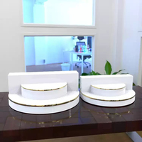 Présentoir cosmétique en acrylique avec bordure dorée, étagère multi-niveaux pour diffusion en direct