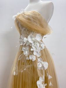 Vestido de noche de tul desnudo etéreo con apliques de orquídeas blancas en 3D y delicado vestido de novia con hombros descubiertos y bordado de encaje - Product Image 5