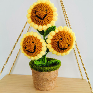 Vente en gros de poupées amigurumi au crochet faites à la main, ornements décoratifs en forme de rose, tournesol et œillet, et pots de fleurs - Product Image 5